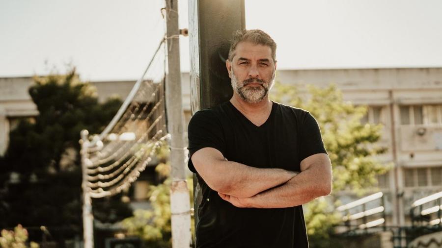 Μετά το κράξιμο άλλαξε μπλουζάκι: Ο Μπισμπίκης ξαναπήγε μπουζούκια και τα βλέμματα έπεσαν πάνω στα νέα του ρούχα