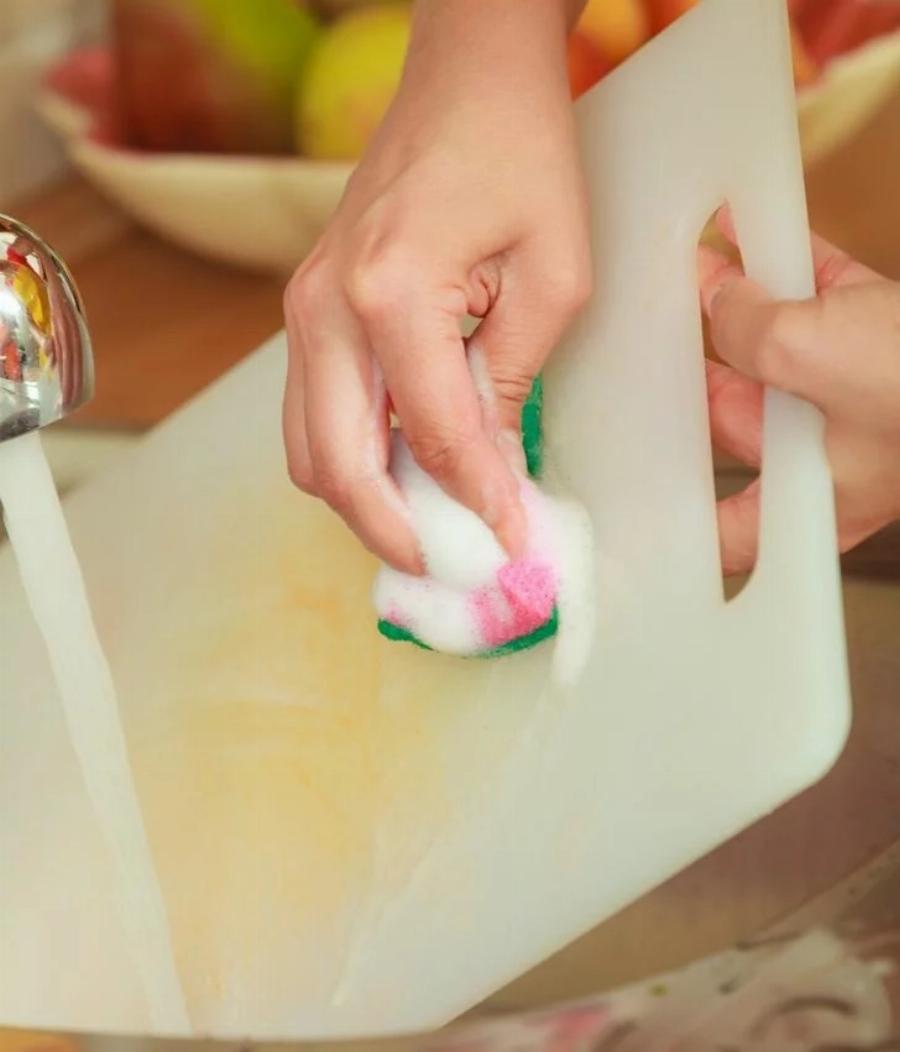 Βλάπτουν σοβαρά την υγεία: 10 πράγματα που κάνουμε καθημερινά και προκαλούν ζημιά στο σπίτι και στον οργανισμό μας