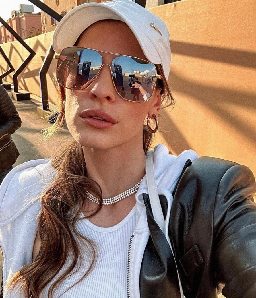 Με γαλότσες, μίνι φούστα και φούτερ: Το χειμωνιάτικο στυλ της Χριστίνας Μπόμπα, όμως όλοι πρόσεξαν κάτι άλλο στις φωτογραφίες της