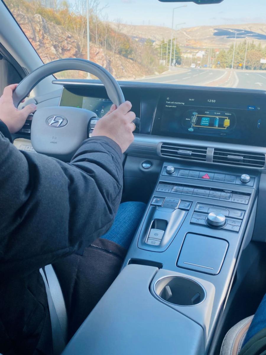 «Καθαρό νερό αντί για καυσαέριο»: Για πρώτη φορά στην Ελλάδα αυτοκίνητο υδρογόνου