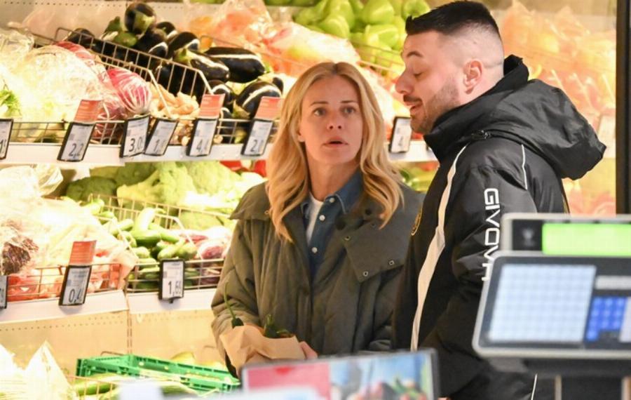 Δεν είδε τους παπαράτσι: Η Ζέτα Μακρυπούλια στο σούπερ μάρκετ, αυτός είναι ο μελαχρινός που την συνοδεύει