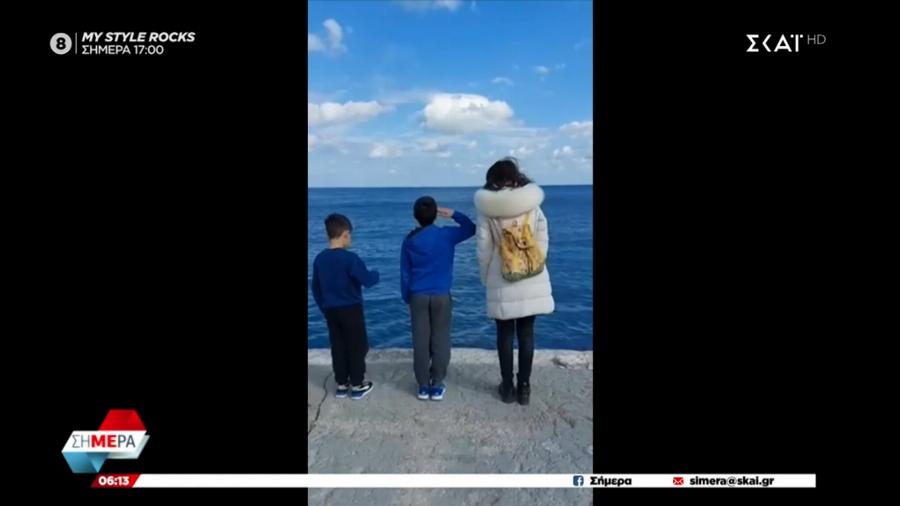 Τιμής ένεκεν: Παιδάκια τραγουδούν τον Εθνικό Ύμνο για τους νεκρούς των Ιμίων και τον νεκρό πιλότο του F-4