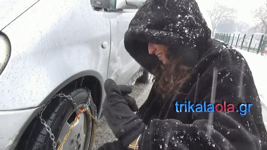 Αλυσίδες στα χιόνια: Η κοπέλα από την Αθήνα που βάζει τα «γυαλιά» σε άνδρες οδηγούς χωρίς καθόλου κόπο