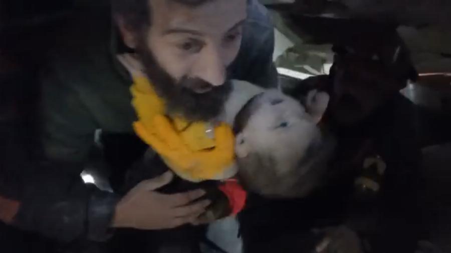 Υπάρχει ελπίδα στα συντρίμμια: Ο απεγκλωβισμός της μικρής Ελένης μετά από 68 ώρες προκαλεί συγκίνηση