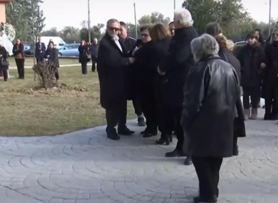 «Σπάραξε» η Μαίρη Παναγάκου: Σε κλίμα βαθιάς οδύνης η κηδεία του 43χρονου γιου της τηλεμαγείρισσας