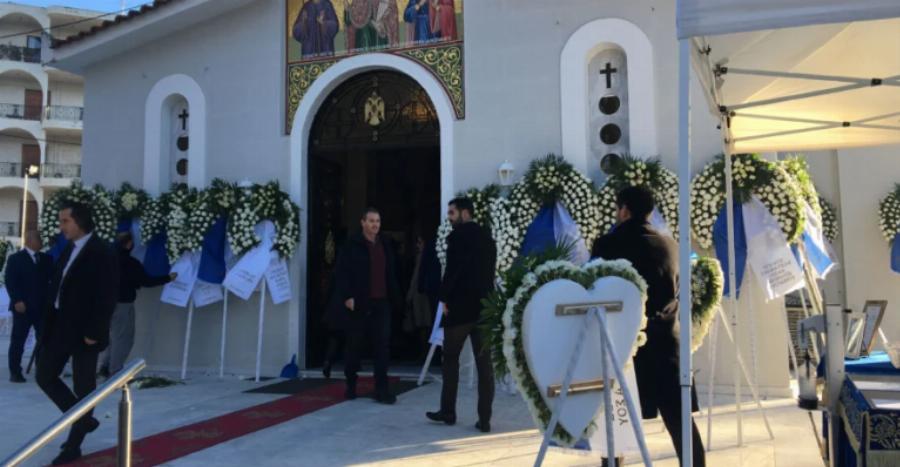 Θρήνος και οδύνη στη κηδεία Υποσμηναγού: Σε άσχημη ψυχολογική κατάσταση οι γονείς μπροστά στον νεκρό γιο τους