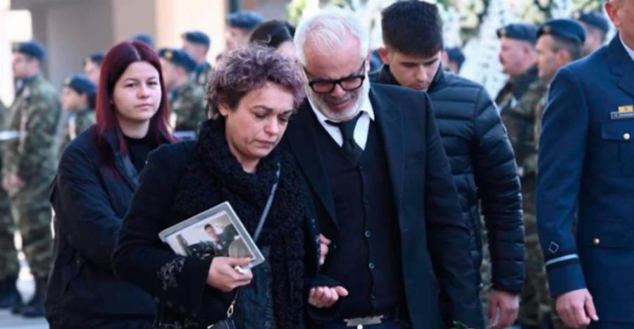 Κηδεία Μάριου Μιχαήλ Τουρούτσικα: Σε τραγική κατάσταση ο πατέρας μπροστά στον νεκρό γιο του, φώναζε συνέχεια «Παιδί μου»