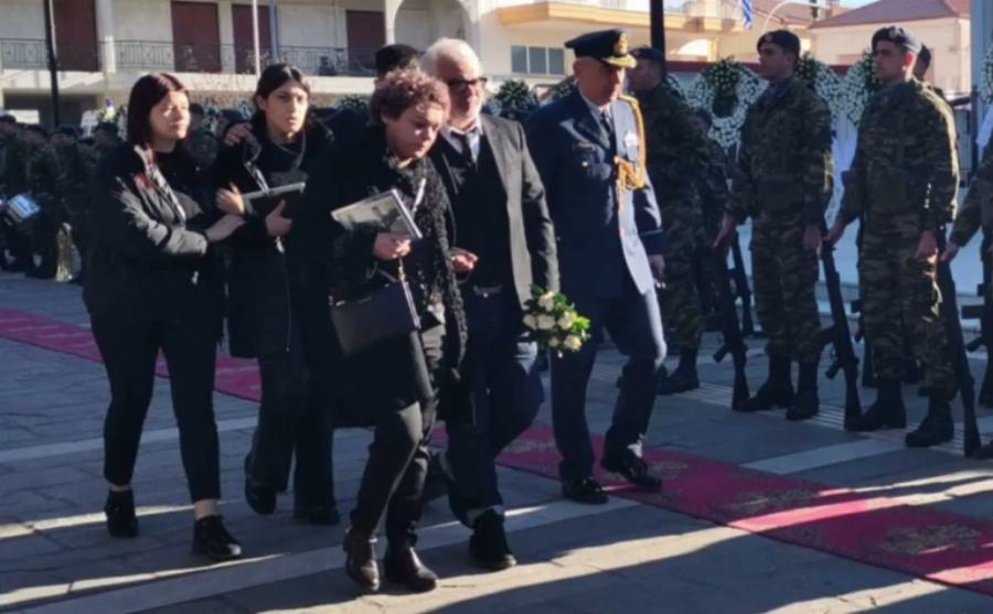 Θρήνος και οδύνη στη κηδεία Υποσμηναγού: Σε άσχημη ψυχολογική κατάσταση οι γονείς μπροστά στον νεκρό γιο τους