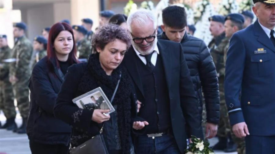Θρήνος και οδύνη στη κηδεία Υποσμηναγού: Σε άσχημη ψυχολογική κατάσταση οι γονείς μπροστά στον νεκρό γιο τους