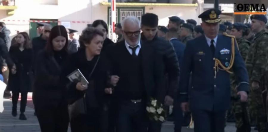 Θρήνος και οδύνη στη κηδεία Υποσμηναγού: Σε άσχημη ψυχολογική κατάσταση οι γονείς μπροστά στον νεκρό γιο τους
