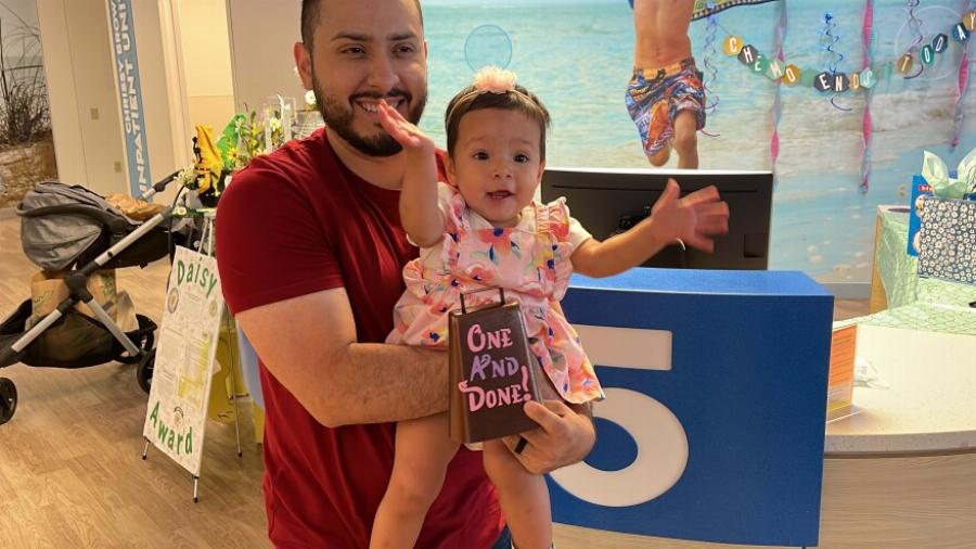 Τα πιο χαρούμενα νέα: Μωράκι νίκησε την μάχη με τον καρκίνο στα 1α του γενέθλια – πάλευε από 4 μηνών