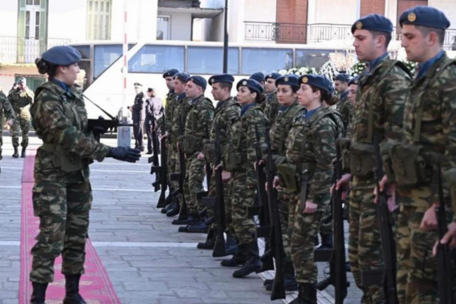 Θρήνος και οδύνη στη κηδεία Υποσμηναγού: Σε άσχημη ψυχολογική κατάσταση οι γονείς μπροστά στον νεκρό γιο τους