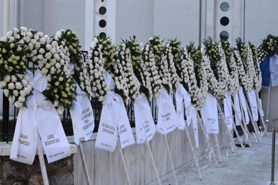 Θρήνος και οδύνη στη κηδεία Υποσμηναγού: Σε άσχημη ψυχολογική κατάσταση οι γονείς μπροστά στον νεκρό γιο τους