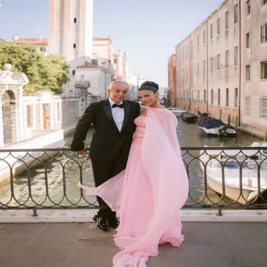 Σαν να βγήκε από ταινία: Το νέο σπίτι του 67χρονου Γιάννη Κούστα & της 30χρονης συζύγου του, πιο ακριβό και από 5αστερο ξενοδοχείο