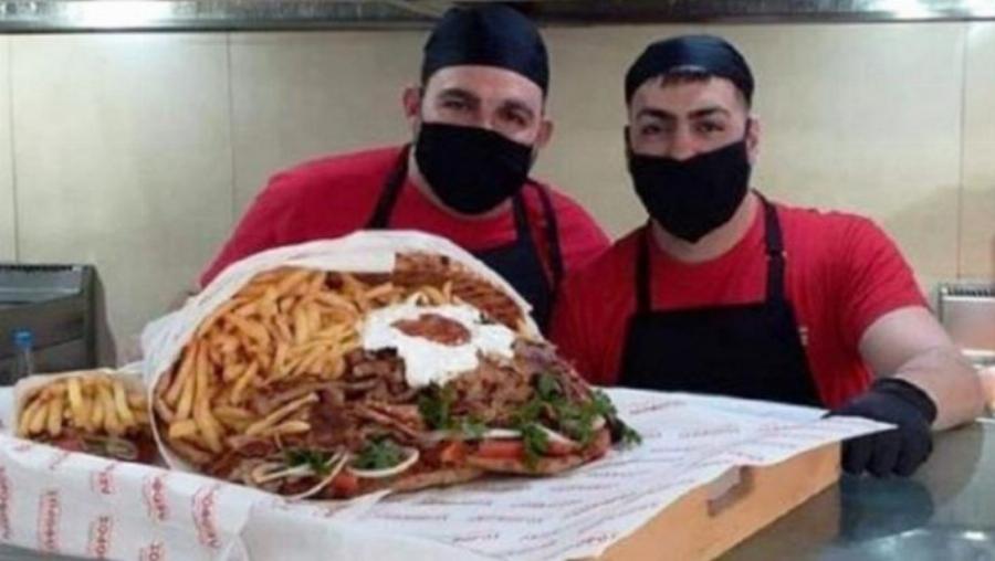 Ο έρωτας περνάει από το στομάχι: Έφτιαξαν πιτόγυρο-ανθοδέσμη για του Αγίου Βαλεντίνου στην Κρήτη