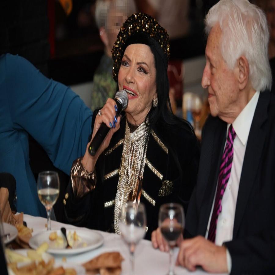 Χόρεψε με την καρδιά της: Η Ζωζώ Σαπουντζάκη «έριξε» ζεμπεκιές για τα μάτια του αγαπημένου της και αποθεώθηκε