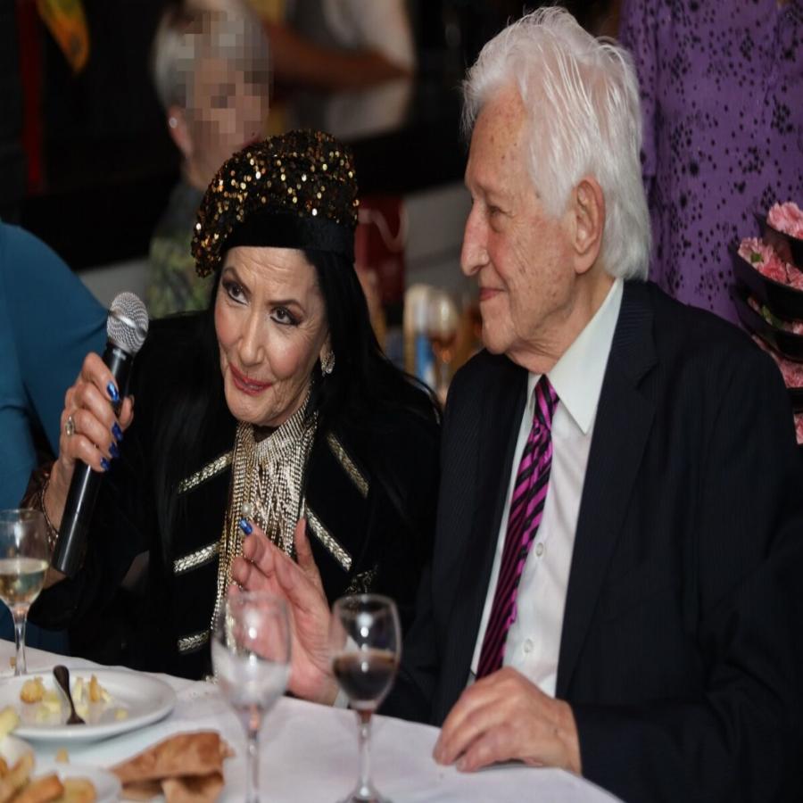 Χόρεψε με την καρδιά της: Η Ζωζώ Σαπουντζάκη «έριξε» ζεμπεκιές για τα μάτια του αγαπημένου της και αποθεώθηκε