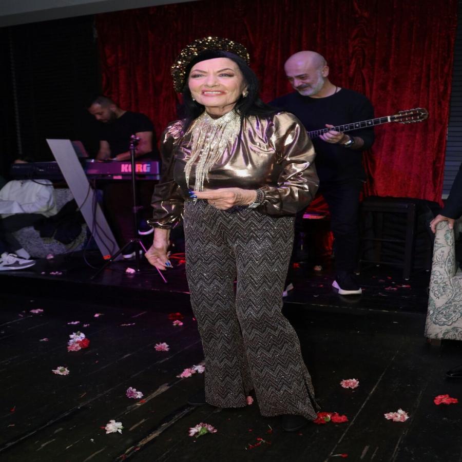 Χόρεψε με την καρδιά της: Η Ζωζώ Σαπουντζάκη «έριξε» ζεμπεκιές για τα μάτια του αγαπημένου της και αποθεώθηκε