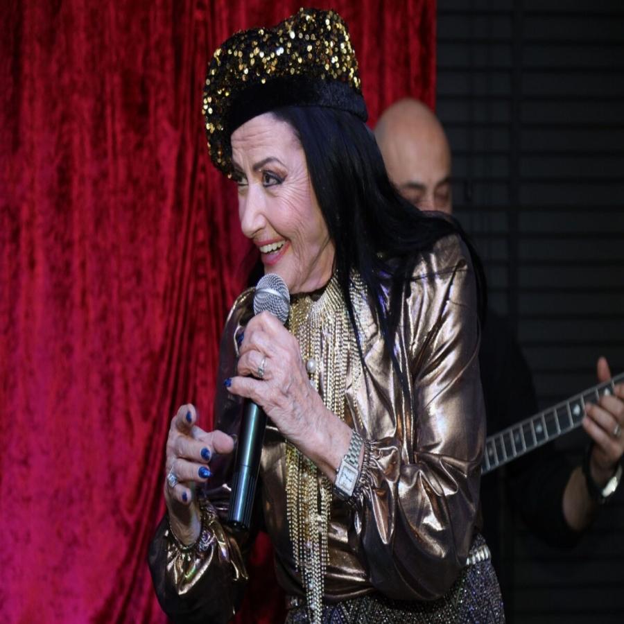 Χόρεψε με την καρδιά της: Η Ζωζώ Σαπουντζάκη «έριξε» ζεμπεκιές για τα μάτια του αγαπημένου της και αποθεώθηκε