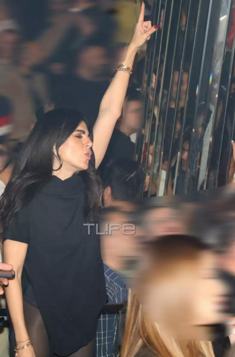 Όλα τα βλέμματα πάνω της: Σούσουρο με τη Μαρία Σολωμού, βγήκε ντυμένη στα μαύρα και με διαφορετικό μαλλί