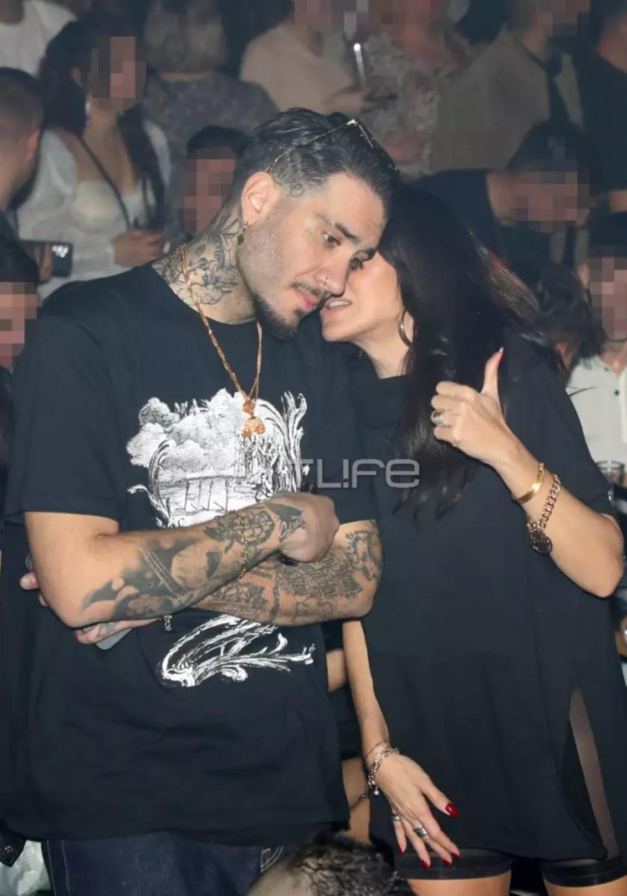 Όλα τα βλέμματα πάνω της: Σούσουρο με τη Μαρία Σολωμού, βγήκε ντυμένη στα μαύρα και με διαφορετικό μαλλί