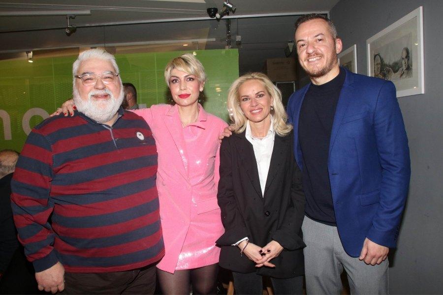 Η «Γυναίκα με τα μαύρα» του «Chase» όπως δεν την έχουμε ξαναδεί: Η Μαρία Μάρκου εμφανίστηκε με σούπερ μίνι ροζ shirt dress