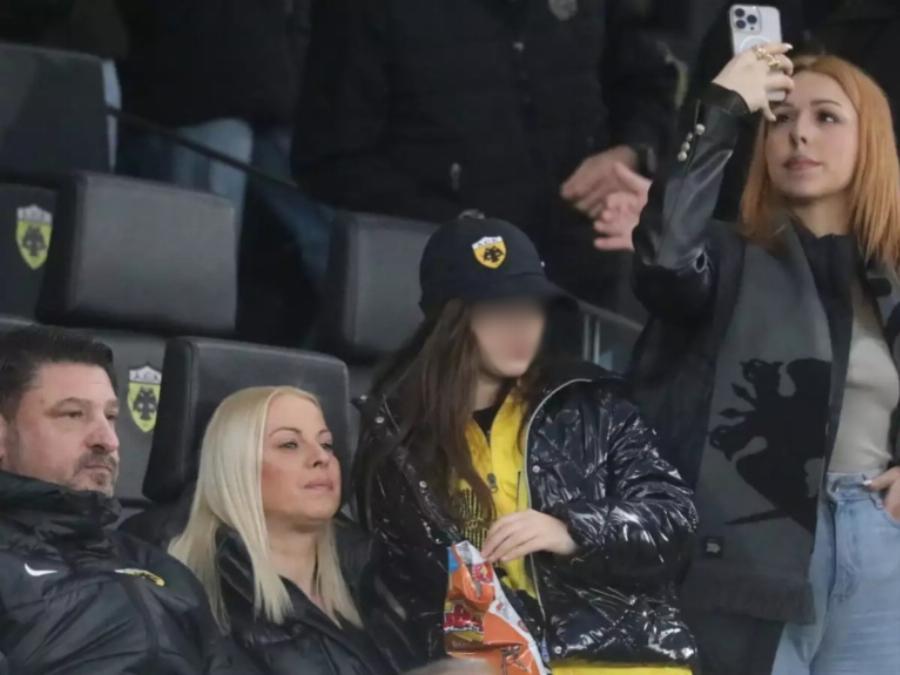 Ευτυχισμένος μπαμπάς ο Νίκος Χαρδαλιάς: Η σπάνια οικογενειακή εμφάνιση στο γήπεδο με την καλλονή σύζυγό του και τις κόρες τους