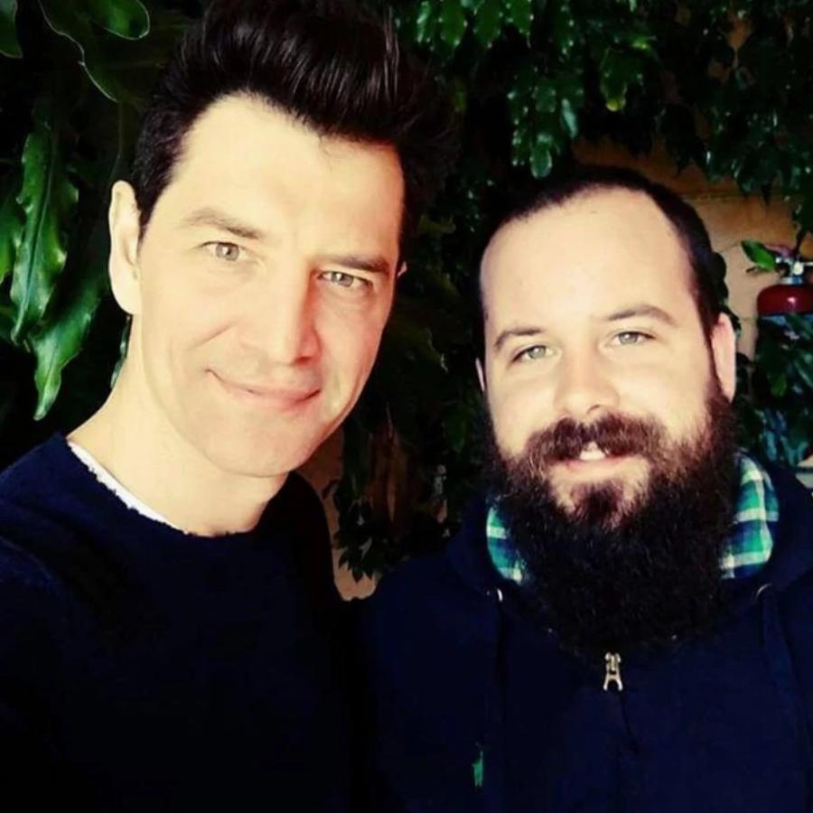 Νίκος Ρουβάς: Αυτός είναι ο «άγνωστος» μικρότερος αδερφός του Σάκη που έχει ακολουθήσει τον ίδιο δρόμο στη μουσική