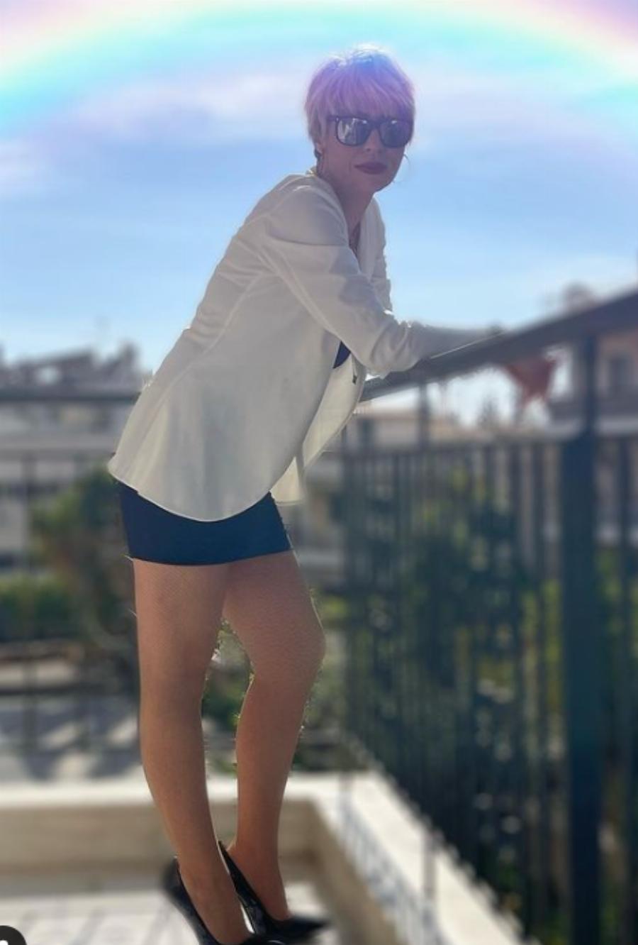 Η «Γυναίκα με τα μαύρα» του «Chase» όπως δεν την έχουμε ξαναδεί: Η Μαρία Μάρκου εμφανίστηκε με σούπερ μίνι ροζ shirt dress