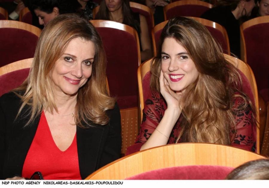 Όλα τα βλέμματα πάνω της: Η σπάνια δημόσια εμφάνιση της πρώην συζύγου του Γιώργου Παπανδρέου, Άντα, εμφανίστηκε μετά από χρόνια