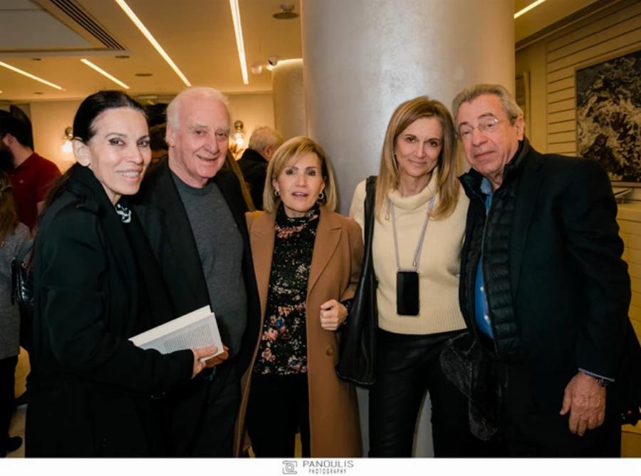 Όλα τα βλέμματα πάνω της: Η σπάνια δημόσια εμφάνιση της πρώην συζύγου του Γιώργου Παπανδρέου, Άντα, εμφανίστηκε μετά από χρόνια