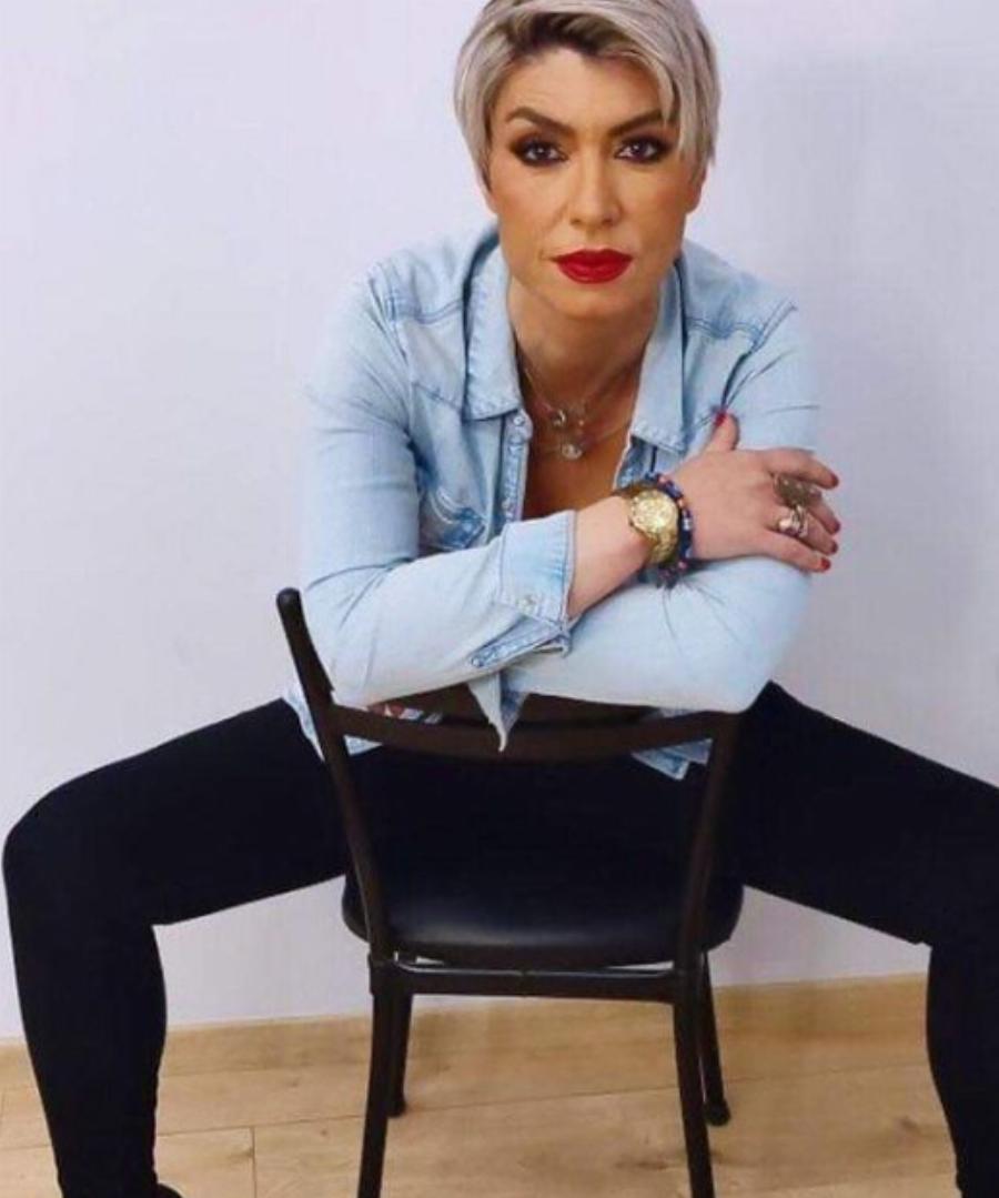 Η «Γυναίκα με τα μαύρα» του «Chase» όπως δεν την έχουμε ξαναδεί: Η Μαρία Μάρκου εμφανίστηκε με σούπερ μίνι ροζ shirt dress