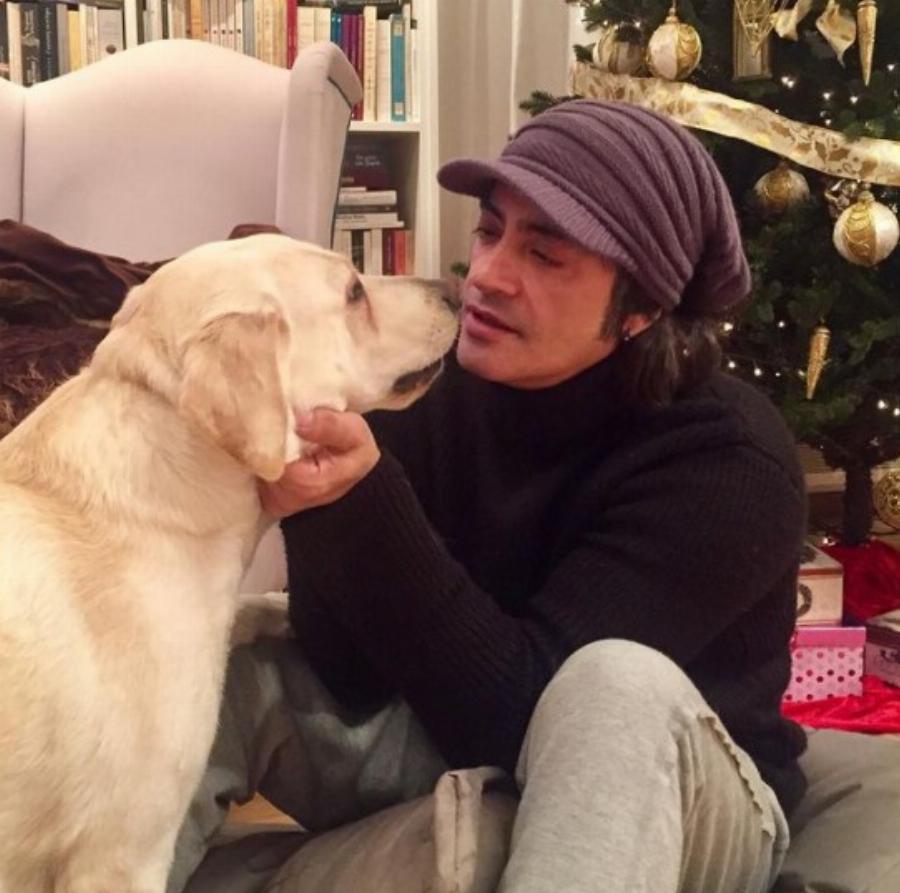 Κήπος, πισίνα και αμέτρητες κιθάρες: Το διώροφο παλάτι της Γαρμπή και του Σχοινά στη Νέα Ερυθραία