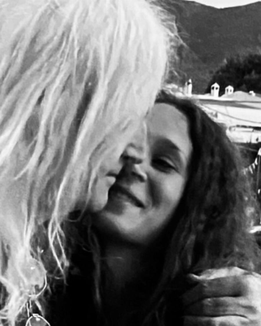 Μεγάλωσε ο γιος του Νίκου Καρβέλα: Ακολουθεί τον δρόμο του μπαμπά του, είναι ίδιος ο αδερφός του Αντρέας