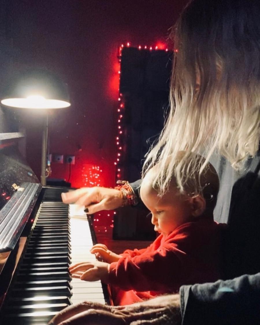 Μεγάλωσε ο γιος του Νίκου Καρβέλα: Ακολουθεί τον δρόμο του μπαμπά του, είναι ίδιος ο αδερφός του Αντρέας