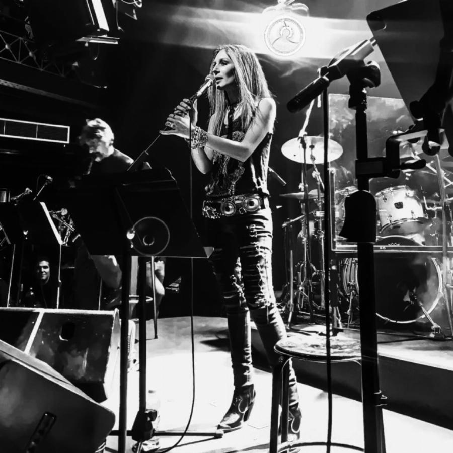 Μεγάλωσε ο γιος του Νίκου Καρβέλα: Ακολουθεί τον δρόμο του μπαμπά του, είναι ίδιος ο αδερφός του Αντρέας