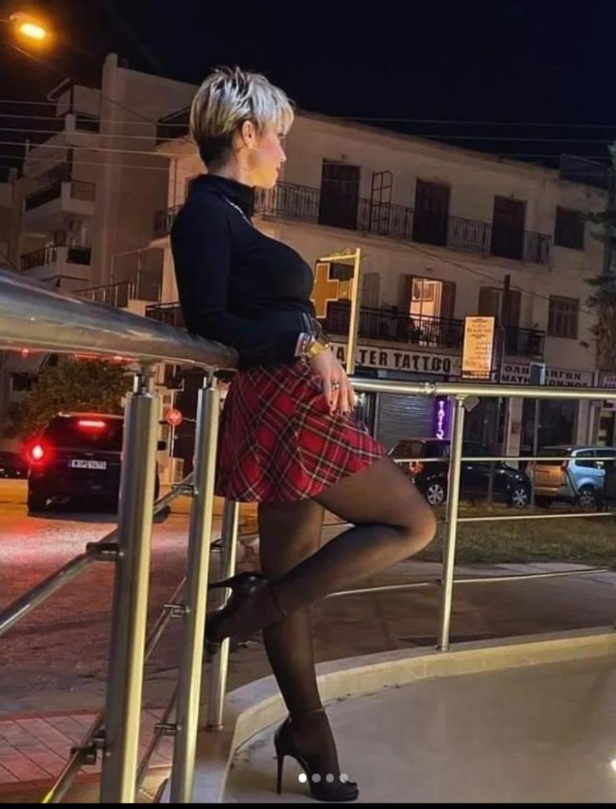 Η «Γυναίκα με τα μαύρα» του «Chase» όπως δεν την έχουμε ξαναδεί: Η Μαρία Μάρκου εμφανίστηκε με σούπερ μίνι ροζ shirt dress