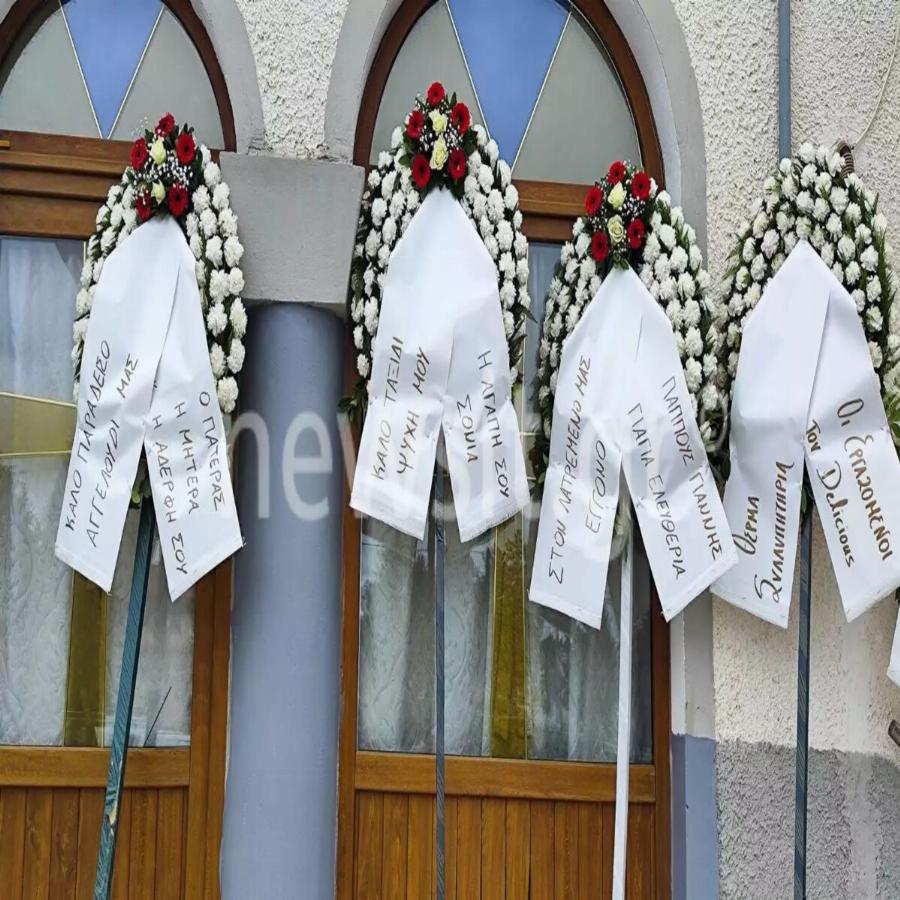 Οδύνη στην κηδεία του 29χρονου μηχανοδηγού: Τραγική φιγούρα ο πατέρας του, που έφτασε με χειροπέδες στα χέρια