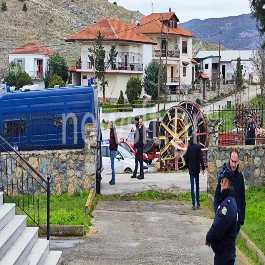 Οδύνη στην κηδεία του 29χρονου μηχανοδηγού: Τραγική φιγούρα ο πατέρας του, που έφτασε με χειροπέδες στα χέρια