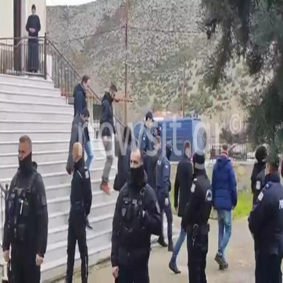 Οδύνη στην κηδεία του 29χρονου μηχανοδηγού: Τραγική φιγούρα ο πατέρας του, που έφτασε με χειροπέδες στα χέρια