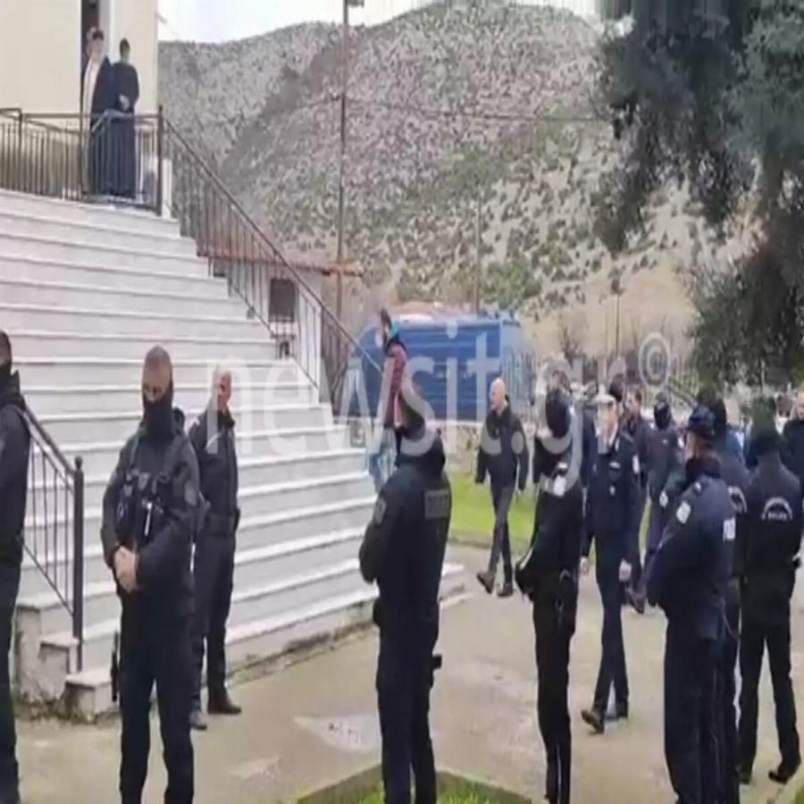 Οδύνη στην κηδεία του 29χρονου μηχανοδηγού: Τραγική φιγούρα ο πατέρας του, που έφτασε με χειροπέδες στα χέρια