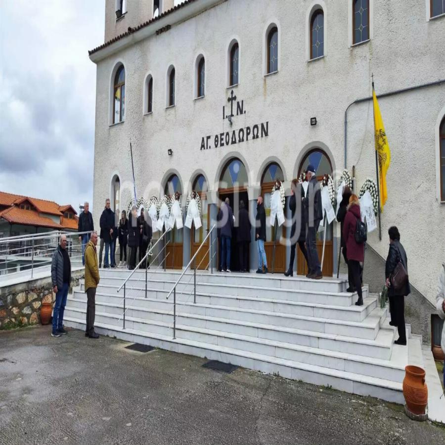 Οδύνη στην κηδεία του 29χρονου μηχανοδηγού: Τραγική φιγούρα ο πατέρας του, που έφτασε με χειροπέδες στα χέρια