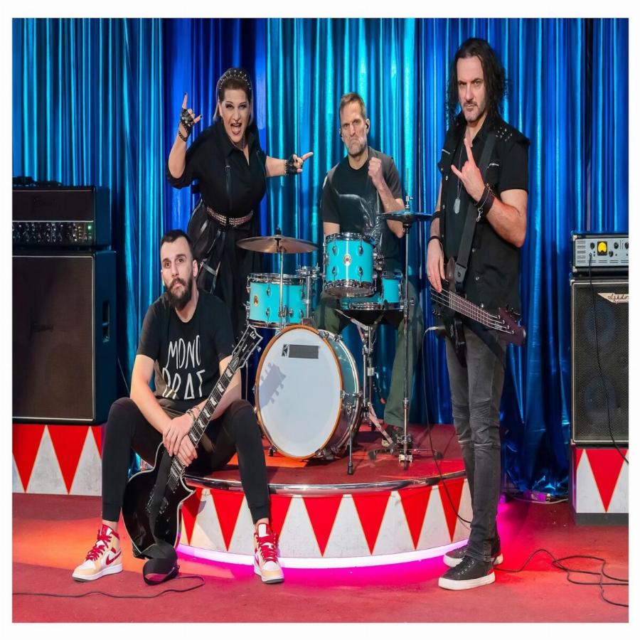 Σούσουρο με την εμφάνιση της Γιώτας Νέγκα: Με σκουλαρίκι στη μύτη η τραγουδίστρια