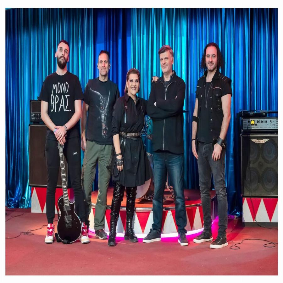 Σούσουρο με την εμφάνιση της Γιώτας Νέγκα: Με σκουλαρίκι στη μύτη η τραγουδίστρια