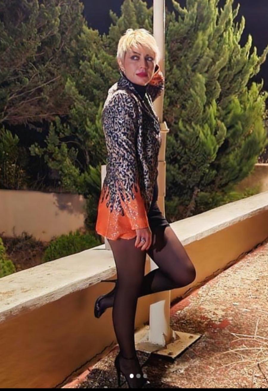 Η «Γυναίκα με τα μαύρα» του «Chase» όπως δεν την έχουμε ξαναδεί: Η Μαρία Μάρκου εμφανίστηκε με σούπερ μίνι ροζ shirt dress