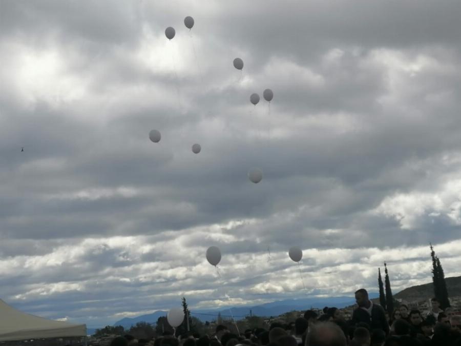 Βαρύ πένθος στα Μέγαρα: Ανείπωτη θλίψη στην κηδεία του 18χρονου Αντώνη – Με λευκά μπαλόνια οι συμμαθητές του