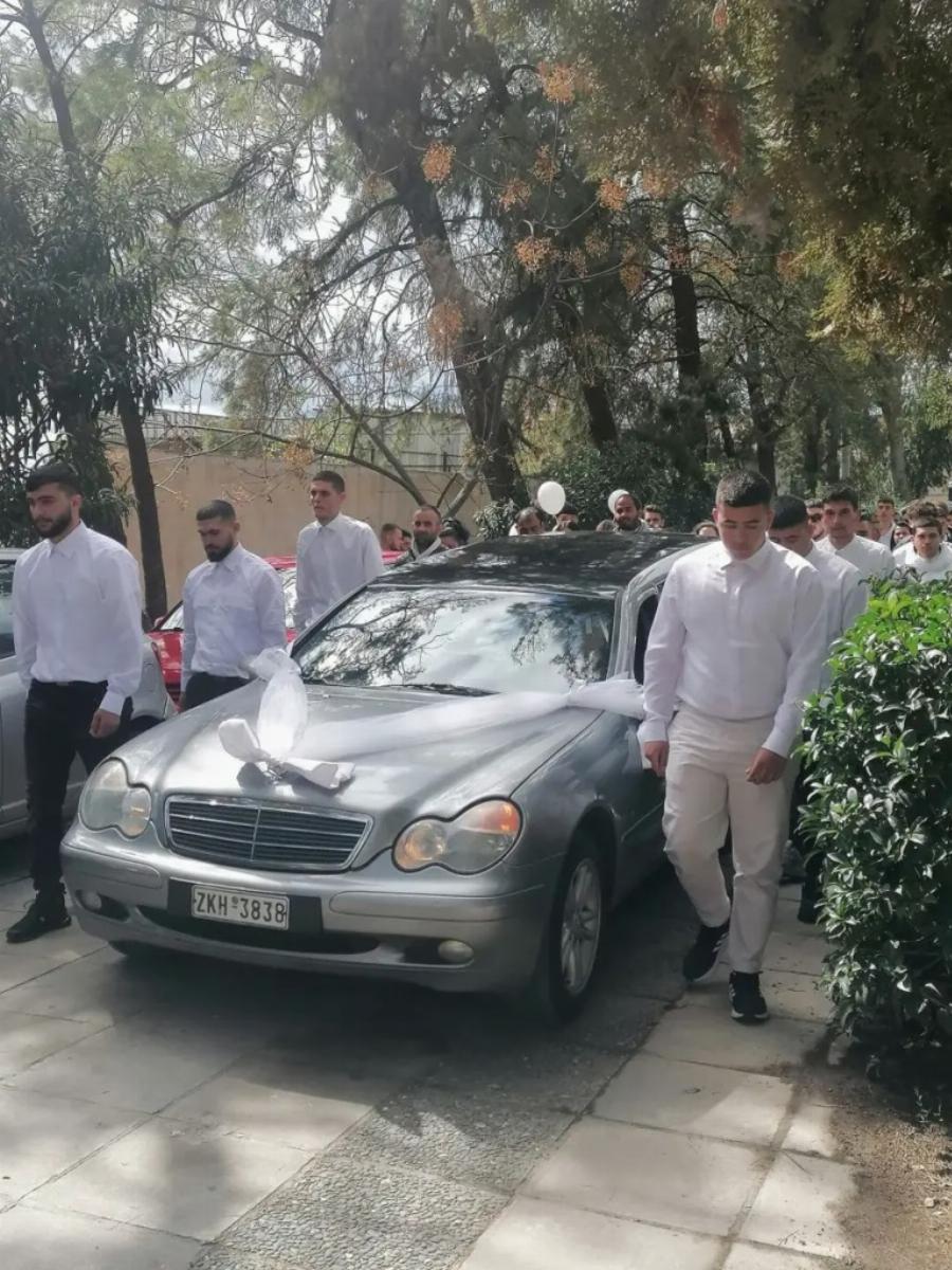 Βαρύ πένθος στα Μέγαρα: Ανείπωτη θλίψη στην κηδεία του 18χρονου Αντώνη – Με λευκά μπαλόνια οι συμμαθητές του