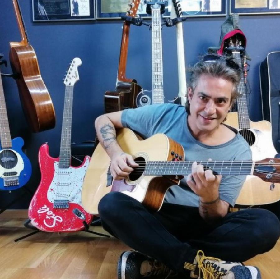 Κήπος, πισίνα και αμέτρητες κιθάρες: Το διώροφο παλάτι της Γαρμπή και του Σχοινά στη Νέα Ερυθραία