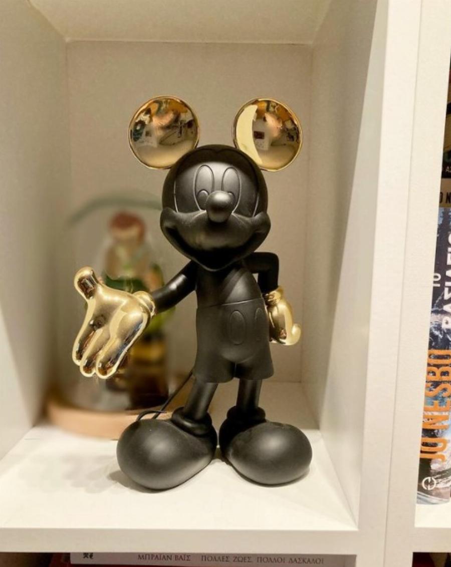 Κήπος, πισίνα και αμέτρητες κιθάρες: Το διώροφο παλάτι της Γαρμπή και του Σχοινά στη Νέα Ερυθραία