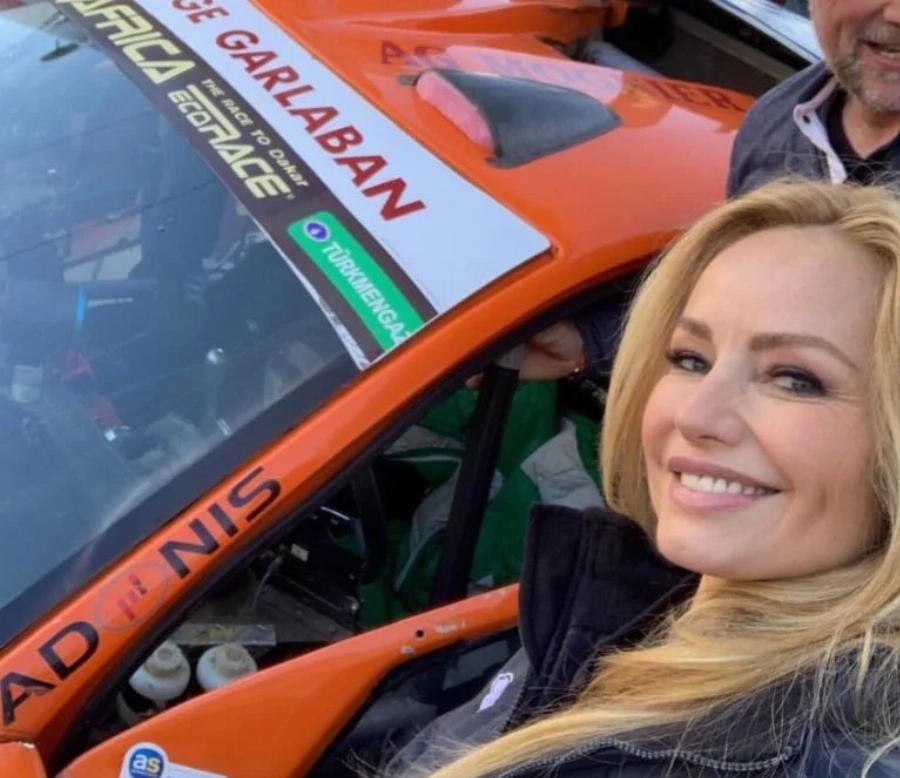 Στα 50 της είναι πιο όμορφη από ποτέ: Η Αντριάνα Σκλεναρίκοβα δεν έχει κάνει ούτε μία πλαστική και βάζει κάτω και τις 20αρες